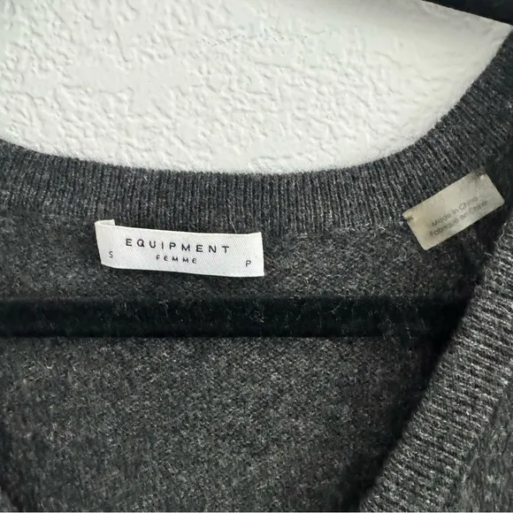 Equipment 100% Cashmere Gray Deep Crew Neck Sweater Relaxed Fit. Size S