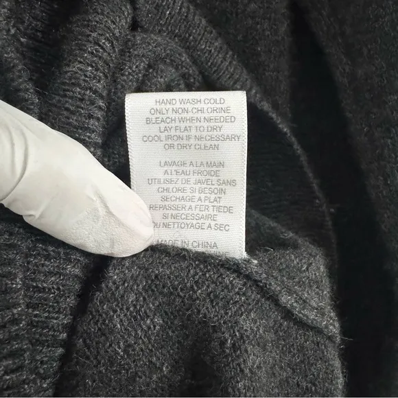 Equipment 100% Cashmere Gray Deep Crew Neck Sweater Relaxed Fit. Size S