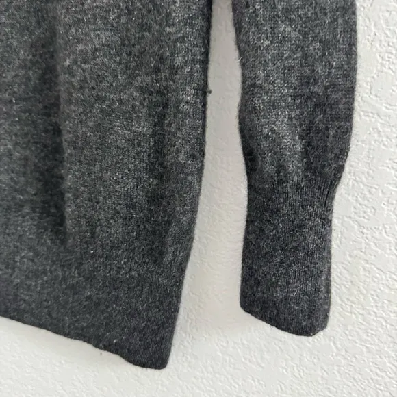 Equipment 100% Cashmere Gray Deep Crew Neck Sweater Relaxed Fit. Size S