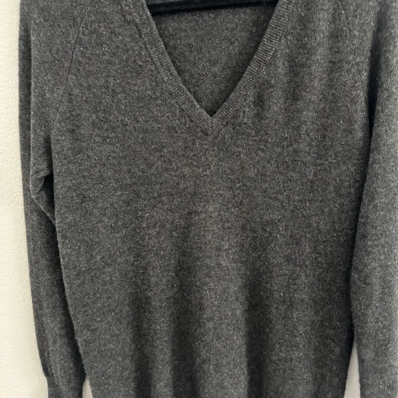 Equipment 100% Cashmere Gray Deep Crew Neck Sweater Relaxed Fit. Size S