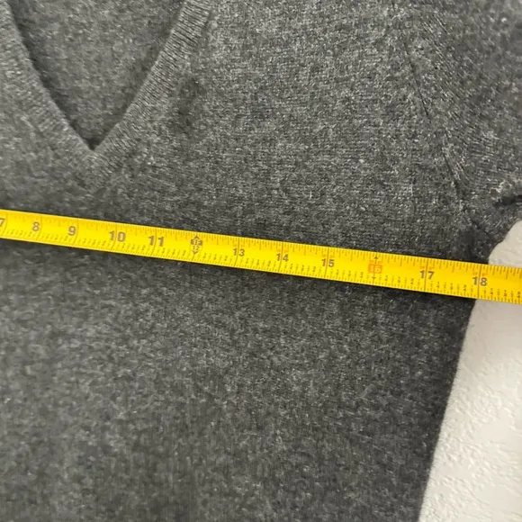 Equipment 100% Cashmere Gray Deep Crew Neck Sweater Relaxed Fit. Size S
