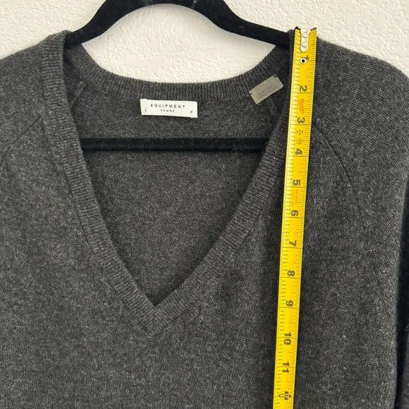 Equipment 100% Cashmere Gray Deep Crew Neck Sweater Relaxed Fit. Size S