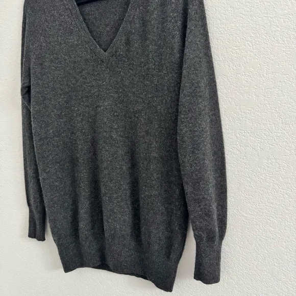 Equipment 100% Cashmere Gray Deep Crew Neck Sweater Relaxed Fit. Size S