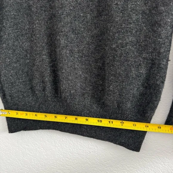 Equipment 100% Cashmere Gray Deep Crew Neck Sweater Relaxed Fit. Size S