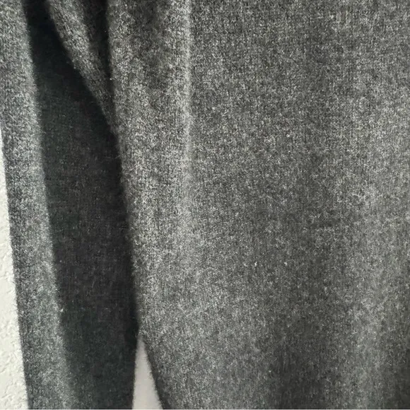 Equipment 100% Cashmere Gray Deep Crew Neck Sweater Relaxed Fit. Size S