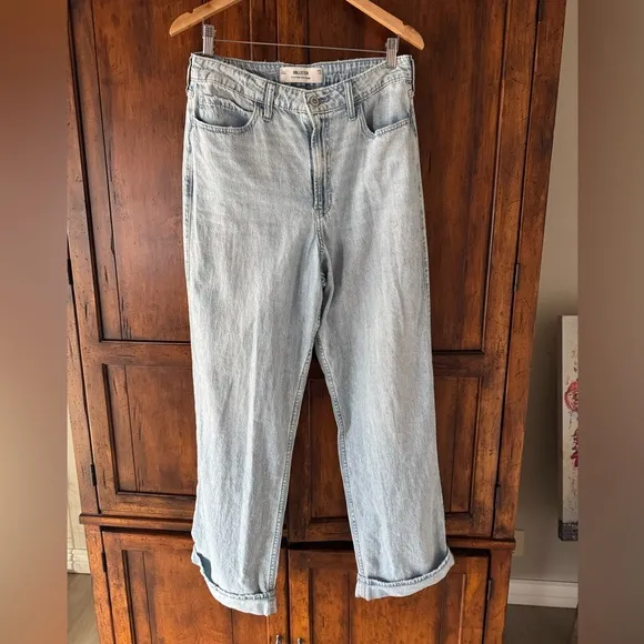 Hollister NWT | Ultra High-Rise Baggy Jean Light Blue | 10L