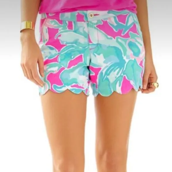 Lilly Pulitzer The Buttercup Scallop Shorts in Size 2